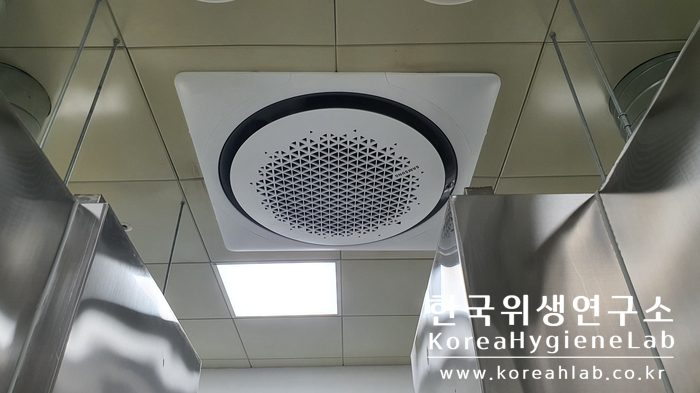 세척과 조립을 마친 천장형 에어컨