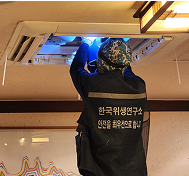 천장형 에어컨을 분해해 내부를 세척하는 작업자